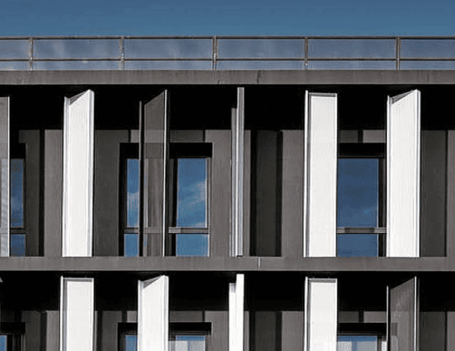 Détail de la façade de l'immeuble de bureaux Link Park à Mérignac avec alternance de panneaux et de baies vitrées, BMG Foncière.