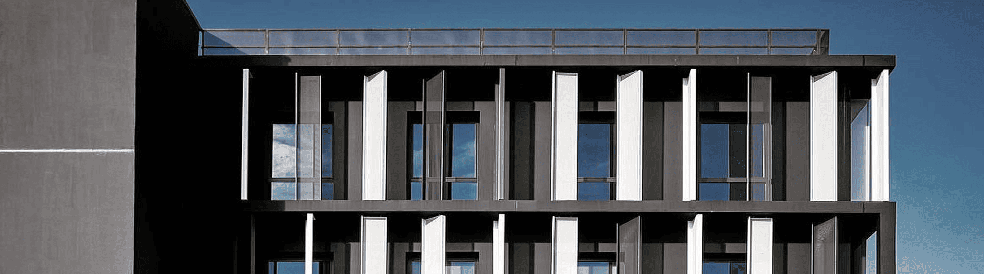 Détail de la façade de l'immeuble de bureaux Link Park à Mérignac avec alternance de panneaux et de baies vitrées, BMG Foncière.