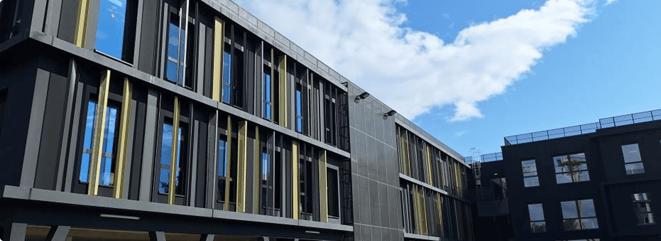Vue extérieure de l'immeuble de bureaux Link Park à Mérignac avec façades, stationnements et cour intérieure, BMG Foncière.