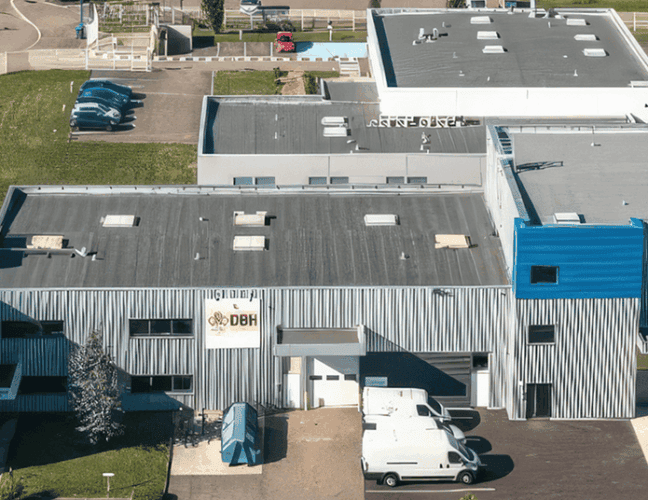 Vue aérienne de l'immeuble d'activités d'Entzheim avec façades, quais logistiques, stationnements et accès poids lourds, BMG Foncière.