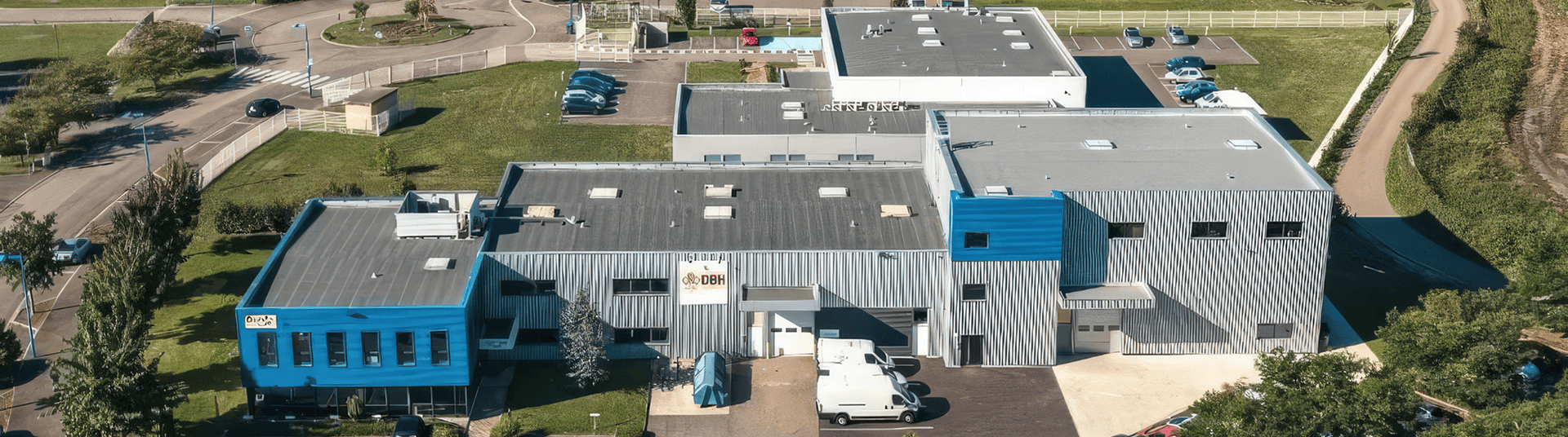 Vue aérienne de l'immeuble d'activités d'Entzheim avec façades, quais logistiques, stationnements et accès poids lourds, BMG Foncière.