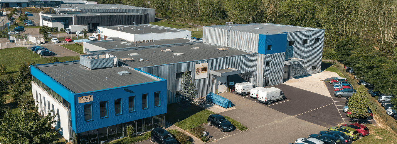 Vue aérienne de l'immeuble d'activités acquis à Entzheim avec bâtiments, parkings et environnement tertiaire, BMG Foncière.