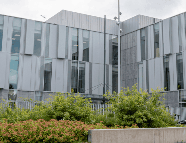 Cour intérieure et façades de l'immeuble de bureaux Reflet de Lille, BMG Foncière, filiale du Groupe FSDV.
