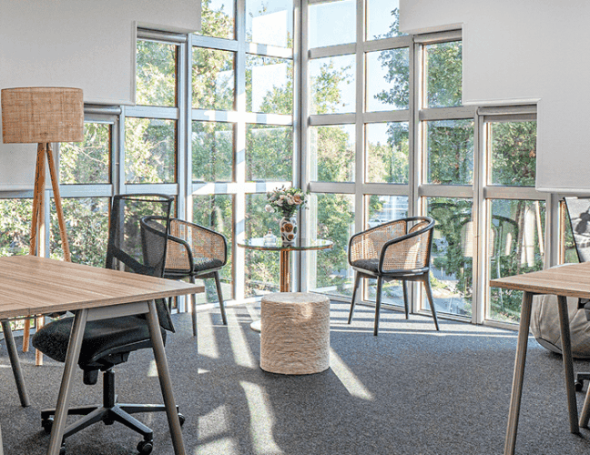 Bureaux privatifs lumineux du centre de coworking de Pessac, B'CoWorker, filiale du Groupe FSDV.