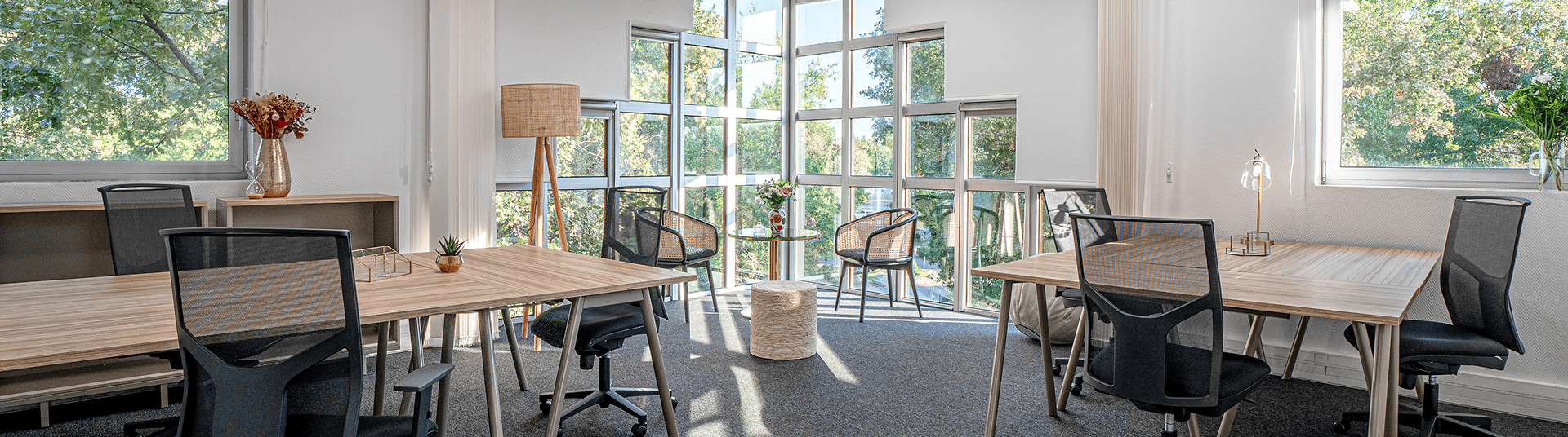 Bureaux privatifs lumineux du centre de coworking de Pessac, B'CoWorker, filiale du Groupe FSDV.