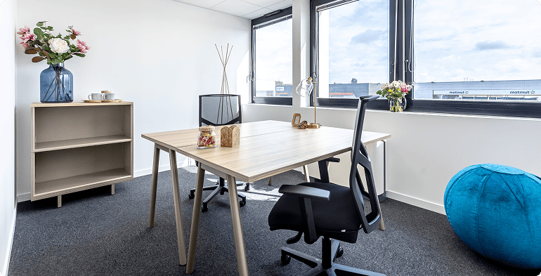 Bureau privatif du centre B'CoWorker au Mans avec mobilier contemporain et lumière naturelle, BMG Foncière, filiale du Groupe FSDV.