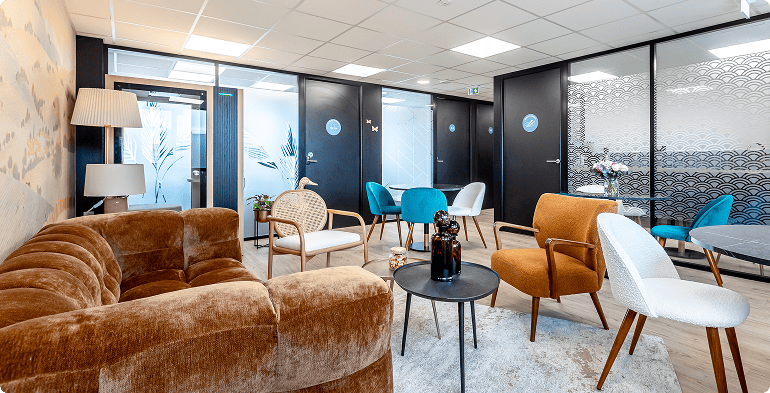 Espace de coworking et de détente du centre B'CoWorker au Mans avec salons et bureaux vitrés, BMG Foncière, filiale du Groupe FSDV.