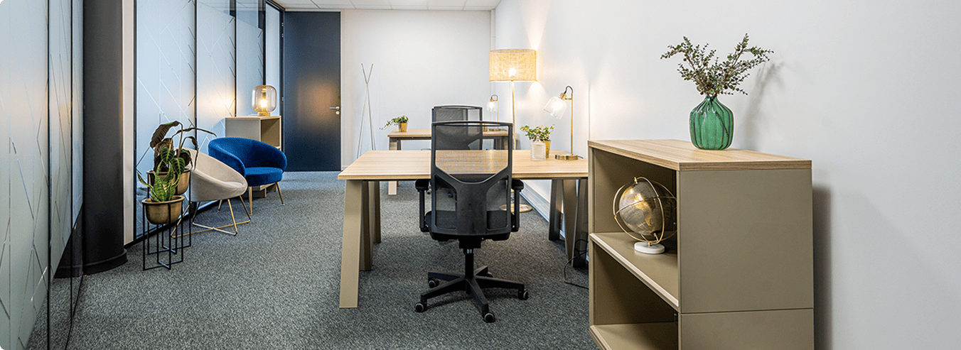 Bureau privatif aménagé dans l'espace de coworking B'CoWorker Schiltigheim avec mobilier de travail et espace d'accueil.