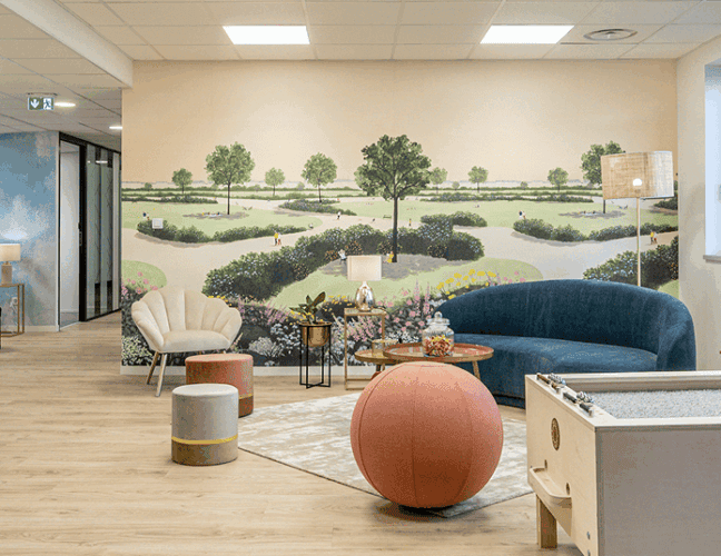 Vue panoramique d’un espace convivial du centre B’Coworker à Roubaix, avec fauteuils, table basse et décoration végétale, BMG Foncière.