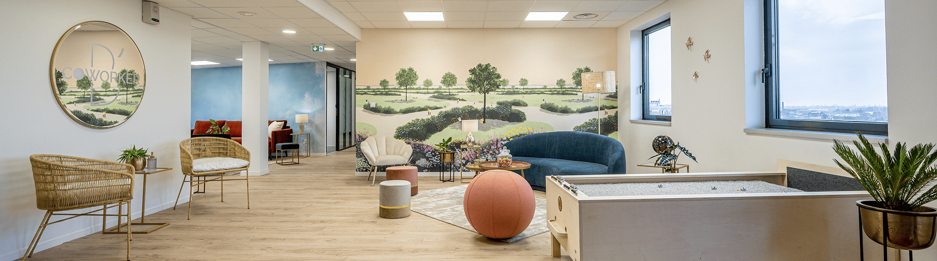 Vue panoramique d’un espace convivial du centre B’Coworker à Roubaix, avec fauteuils, table basse et décoration végétale, BMG Foncière.