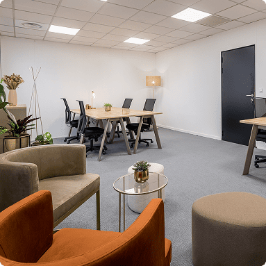 Bureau privé premium du centre B’Coworker à Roubaix, avec fauteuils, tables basses et espace de réunion visible en arrière-plan, BMG Foncière.