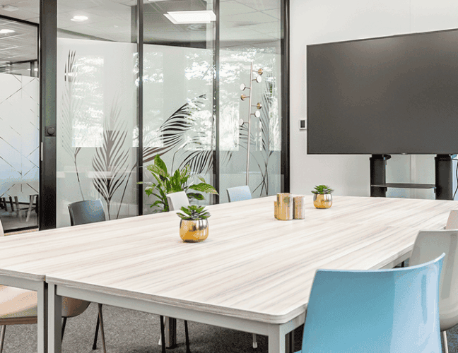 Espace de réunion équipé du nouveau centre B’CoWorker à Angers, ouvert dans le cadre du développement de B’CoWorker dans l’Ouest.