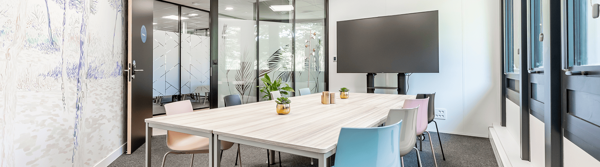 Espace de réunion équipé du nouveau centre B’CoWorker à Angers, ouvert dans le cadre du développement de B’CoWorker dans l’Ouest.