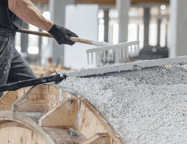 Opérateur réalisant la finition d'un élément préfabriqué en béton chez CIR PREFA.