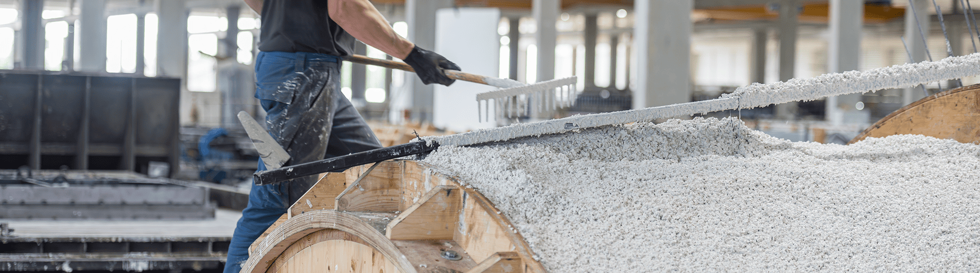 Opérateur réalisant la finition d'un élément préfabriqué en béton chez CIR PREFA.