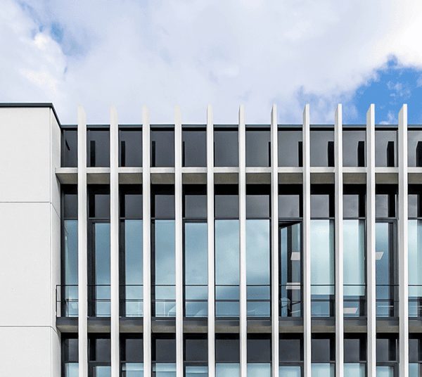 Façade contemporaine du Silo, programme immobilier tertiaire développé par BMG Foncière à Mérignac.