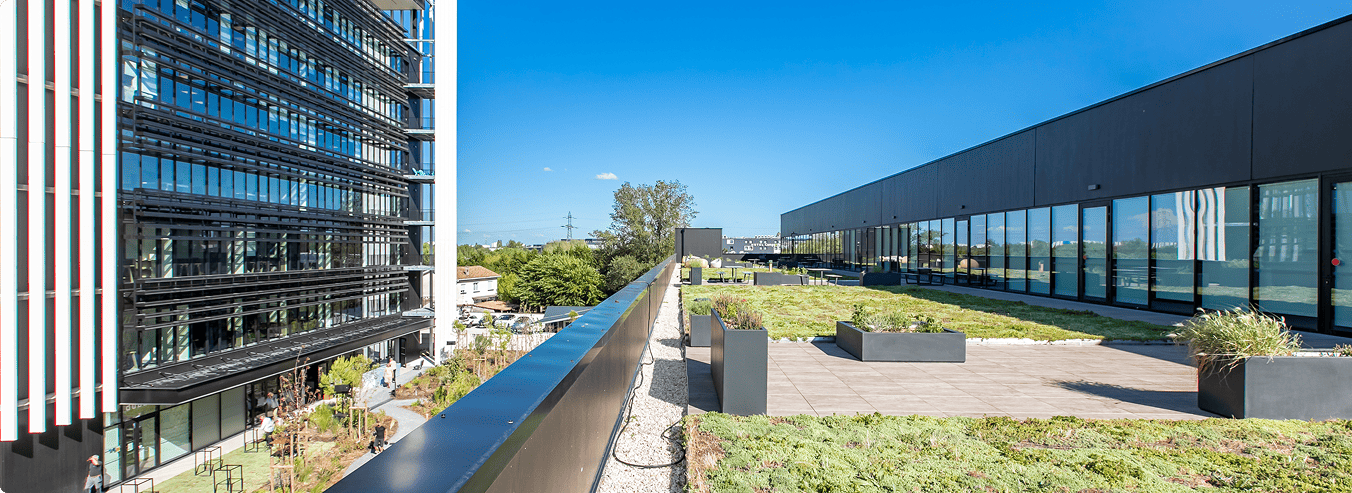Toiture végétalisée et terrasse du Silo, en face du Bridge, programme de bureaux développé par BMG Foncière.
