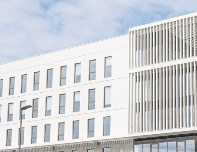Vue rapprochée des façades et des brise-soleil du bâtiment A du SPI à Mérignac, BMG Foncière.