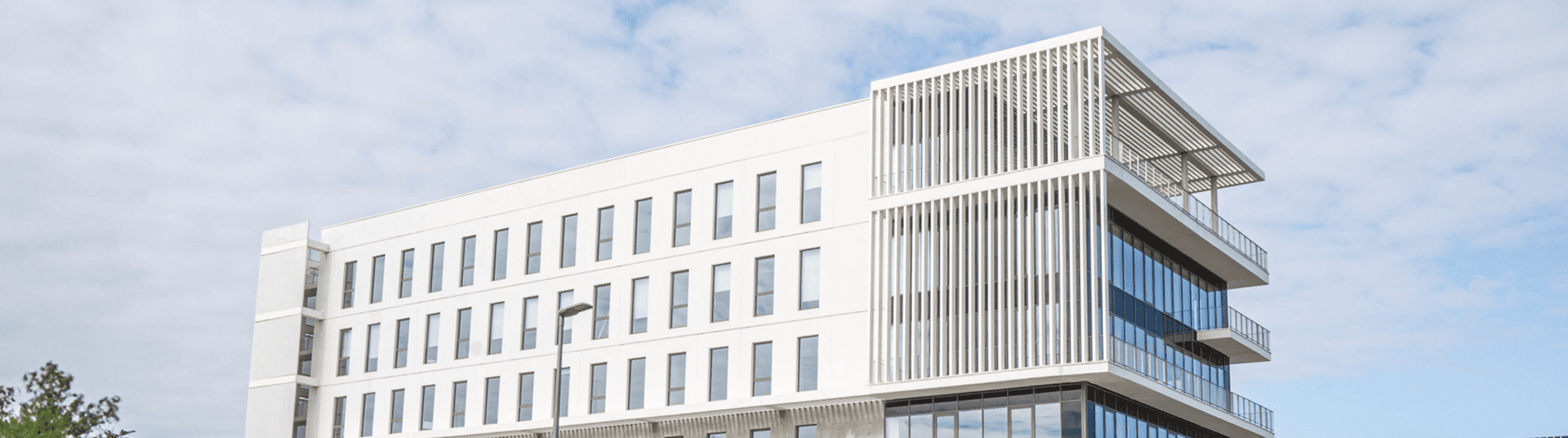Vue rapprochée des façades et des brise-soleil du bâtiment A du SPI à Mérignac, BMG Foncière.