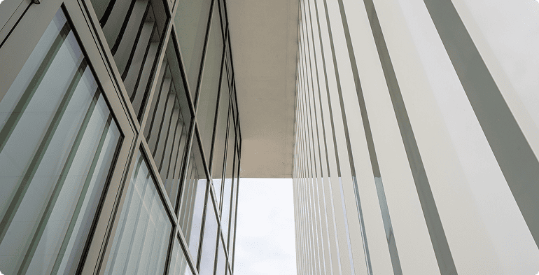 Détail des brise-soleil blancs et de la façade vitrée du bâtiment A du SPI à Mérignac, BMG Foncière, filiale du Groupe FSDV.