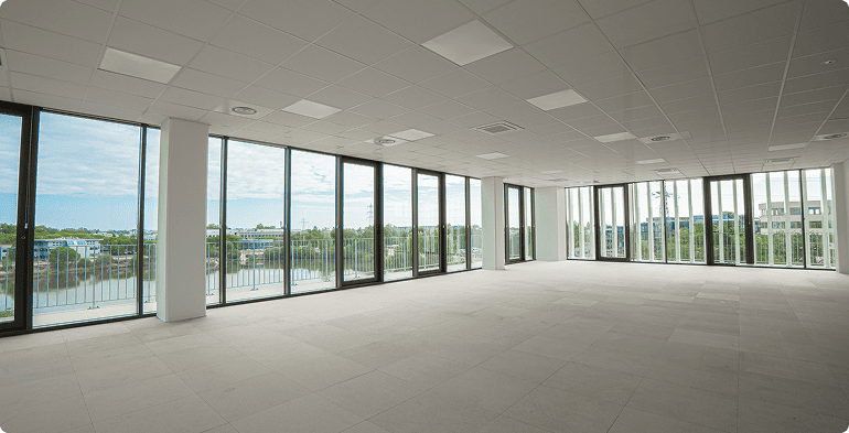 Plateau de bureaux lumineux avec grandes baies vitrées dans le bâtiment A du SPI à Mérignac, BMG Foncière.