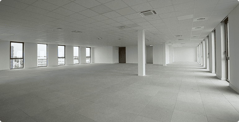 Grand plateau de bureaux en open space dans le bâtiment A du SPI à Mérignac, BMG Foncière.