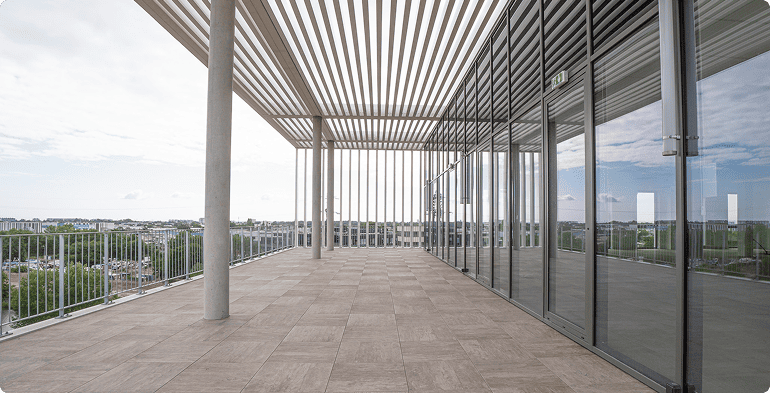 Terrasse du bâtiment A du SPI à Mérignac avec vue dégagée et brise-soleil, BMG Foncière.