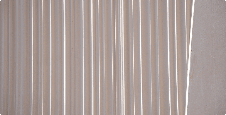 Détail de la façade nervurée en béton du Parc de la Renardière aux Pennes-Mirabeau, illustrant le traitement architectural du bâtiment, BMG Foncière.