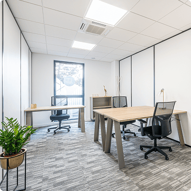 Bureau partagé lumineux avec postes de travail, cloisons vitrées et fenêtre dans le nouvel espace B’CoWorker à Villers-lès-Nancy.