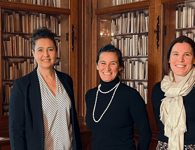 Représentants de BMG et de l'ESPI réunis à l'occasion de la signature de leur partenariat stratégique.
