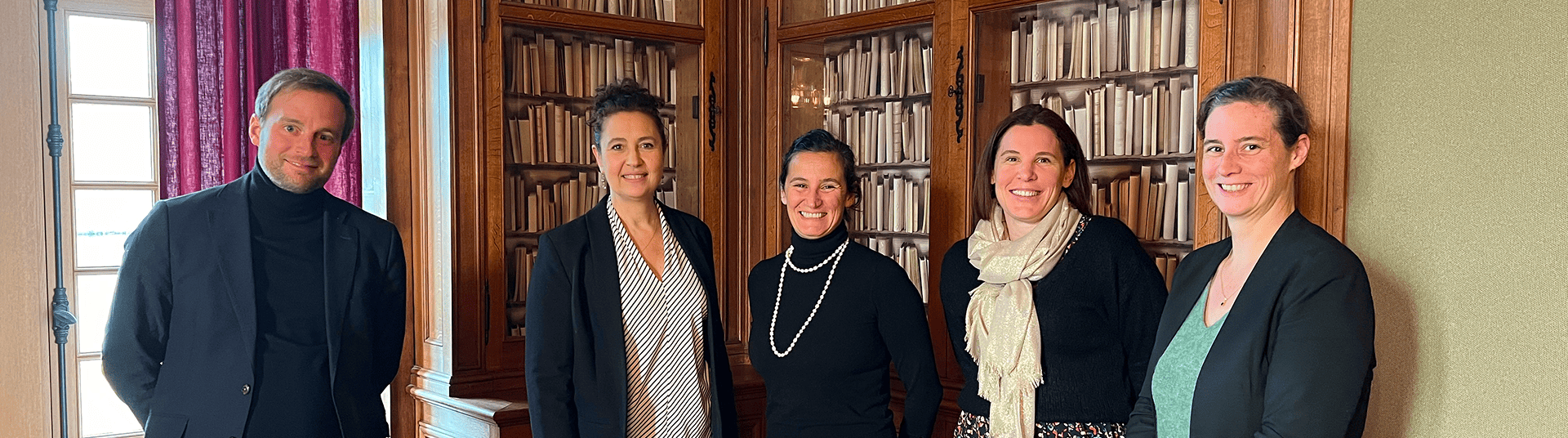 Représentants de BMG et de l'ESPI réunis à l'occasion de la signature de leur partenariat stratégique.