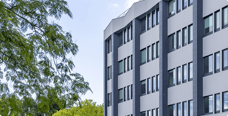 SIMI 2024 : façade d’un immeuble tertiaire appartenant à BMG Foncière, exposant présent avec B’CoWorker et CIR PREFA.