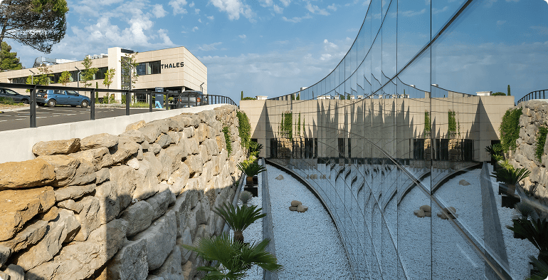 Vue extérieure d’un bâtiment à Valbonne, Sophia Antipolis, avec façade vitrée et volumes architecturaux contemporains, BMG Foncière.