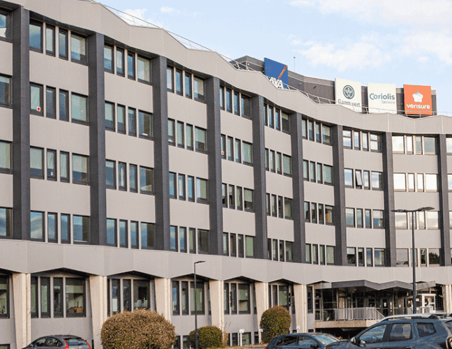 B'CoWorker, filiale du Groupe FSDV, vue générale de l'immeuble Le Trigone réhabilité à Angers.