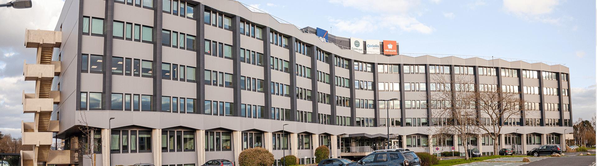 B'CoWorker, filiale du Groupe FSDV, vue générale de l'immeuble Le Trigone réhabilité à Angers.