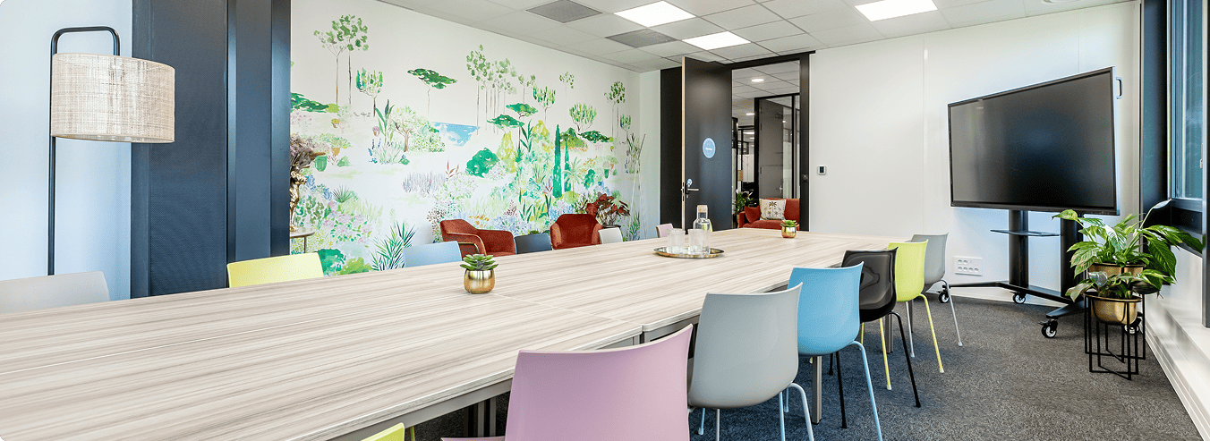 B'CoWorker, filiale du Groupe FSDV, salle de réunion moderne du centre de coworking d'Angers Orgemont.