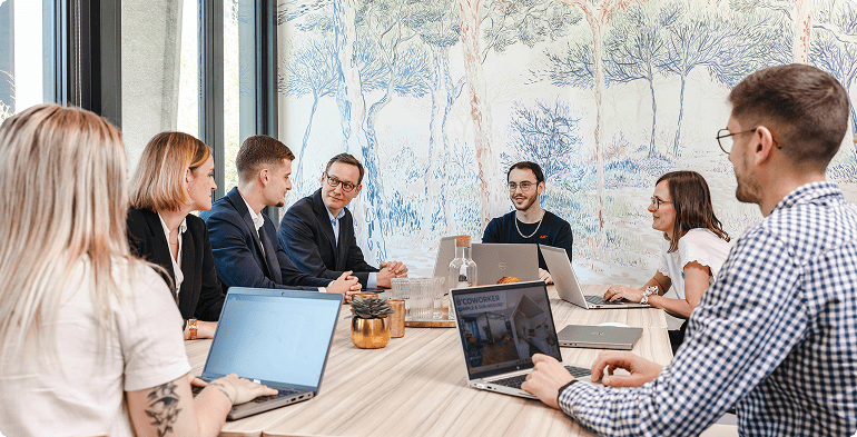B'CoWorker, filiale du Groupe FSDV, réunion de collaborateurs dans une salle du centre de coworking d'Angers Orgemont.