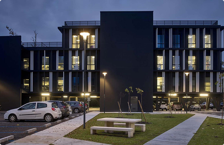 Vue nocturne du site Links Park, à Mérignac