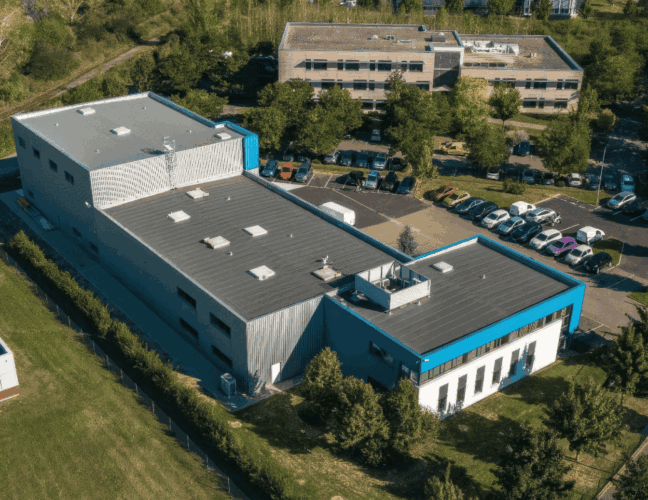 Vue d’ensemble de l’immeuble BMG Foncière à Entzheim (67), situé dans l’Aéroparc, environnement tertiaire et zones d’activités