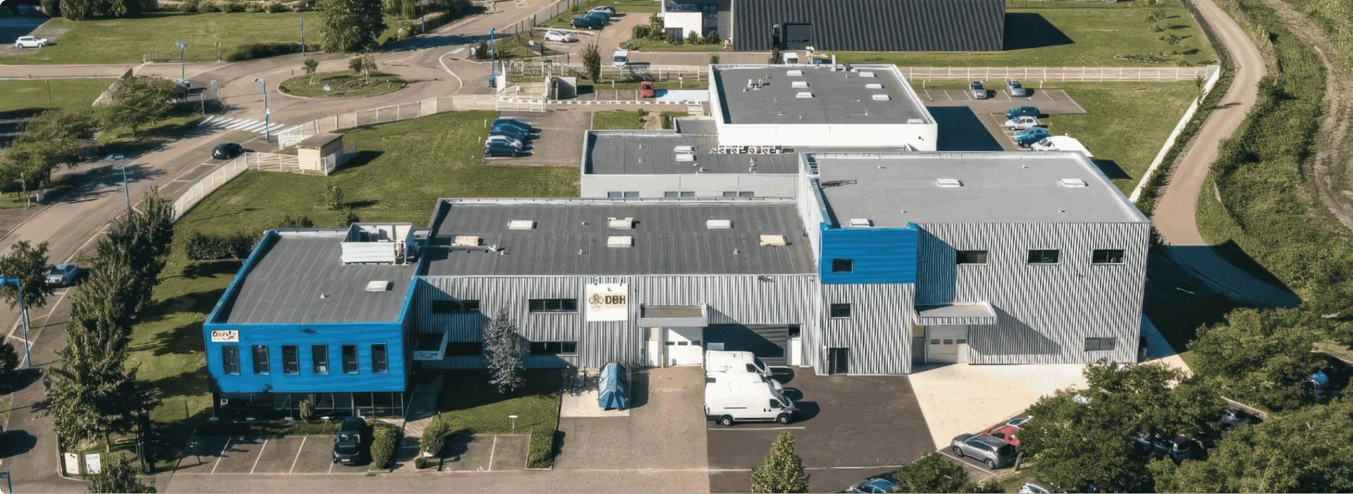 Vue d’ensemble de l’immeuble BMG Foncière à Entzheim (67), situé dans l’Aéroparc, environnement tertiaire et zones d’activités