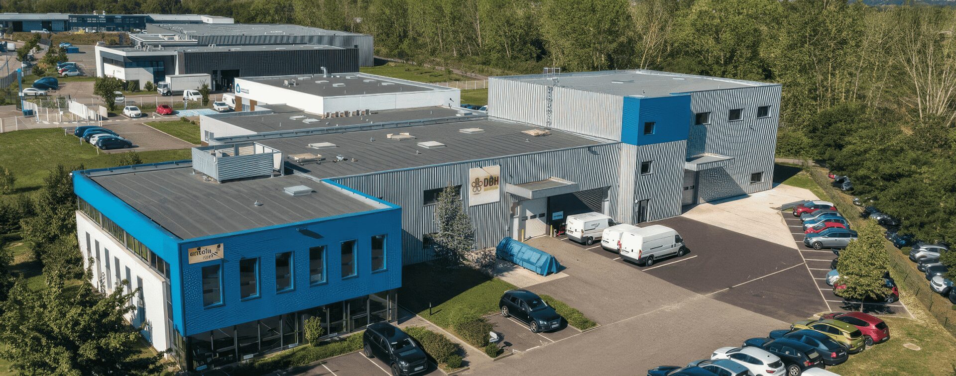 Immeuble tertiaire acquis par BMG Foncière à Entzheim (67) dans l’Aéroparc, vue aérienne du site avec stationnements et accès